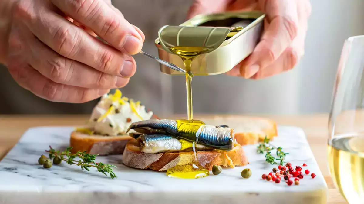 Casi todos tiran el aceite de las latas de sardinas sin imaginar lo que se está perdiendo