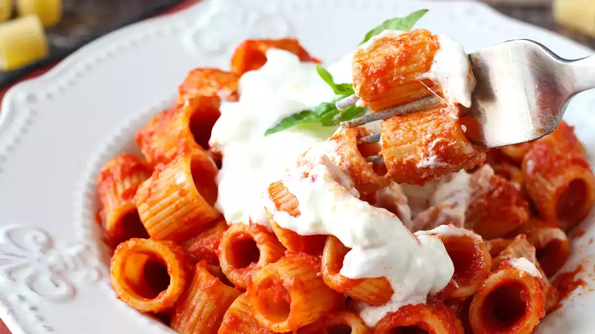 No es la salsa: el pequeño detalle final que transforma una pasta con tomate en un plato inolvidable