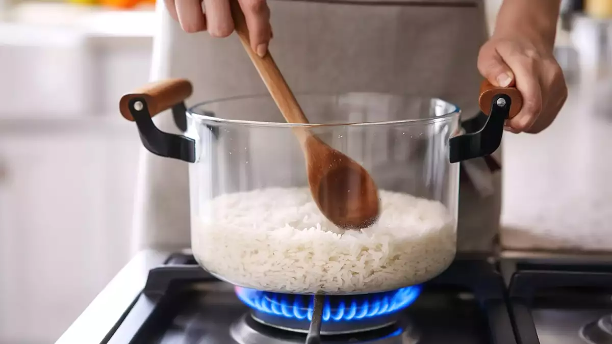 Cómo recalentar arroz sin que quede seco, duro o pegajoso: los trucos que marcan la diferencia