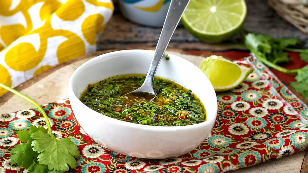 Chimichurri, la salsa argentina que pide sitio en tus barbacoas: qué lleva y tres consejos para que salga bien