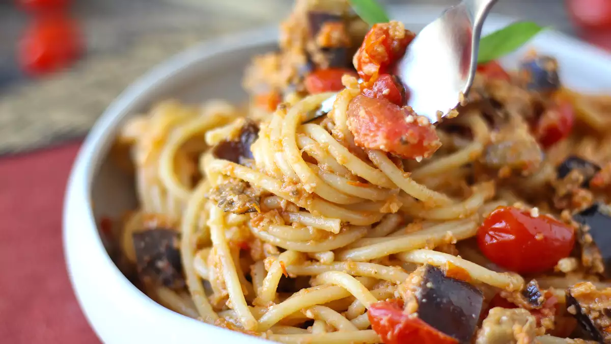 10 recetas con berenjena que llenan la cocina de sabor a verano en pocos minutos