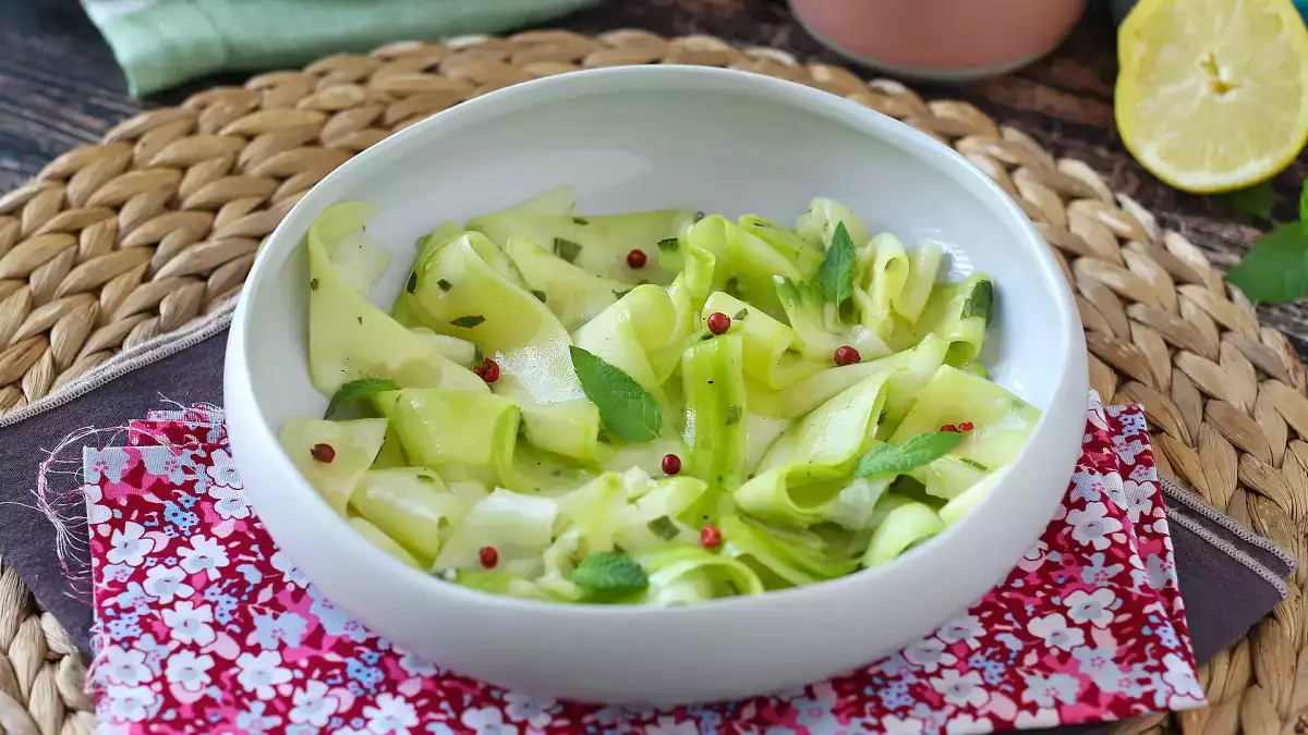 Calabacín marinado: la receta sin cocinado que queda fresca, elegante y llena de sabor