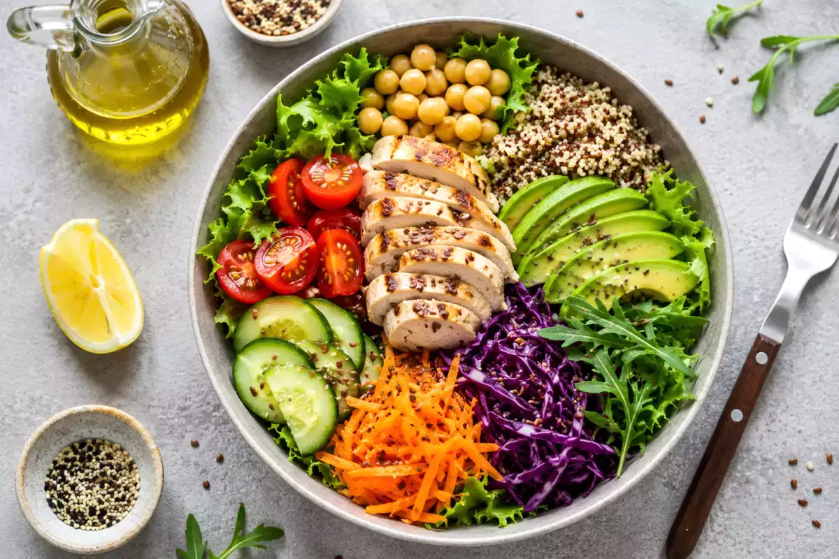Qué añadir a una ensalada para que te llene de verdad y evitar el hambre de media tarde