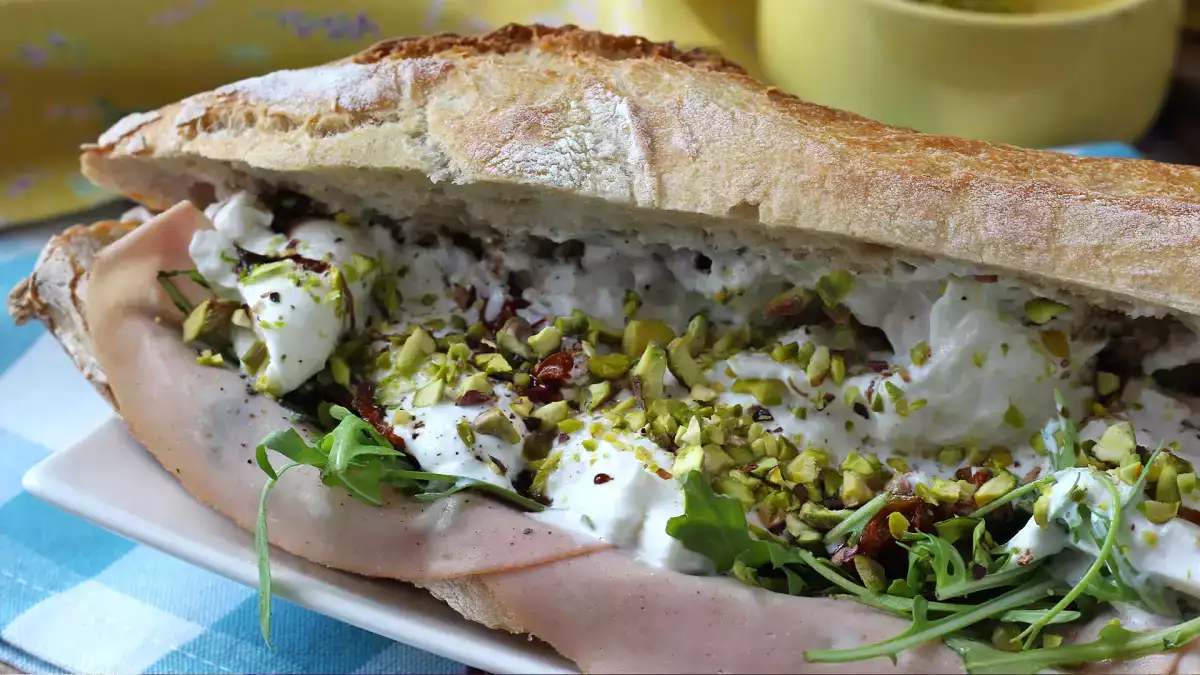 Mortadela, burrata y pistachos: por qué esta combinación italiana está en todas partes