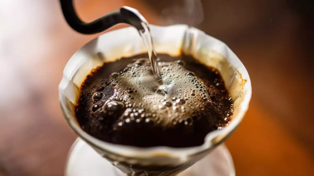 Canela en el café: qué cambia si la añades al filtro antes de prepararlo