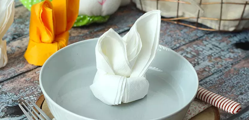 DIY: ¡Cómo doblar servilletas de papel y convertirla en un divertido conejito de Pascua!