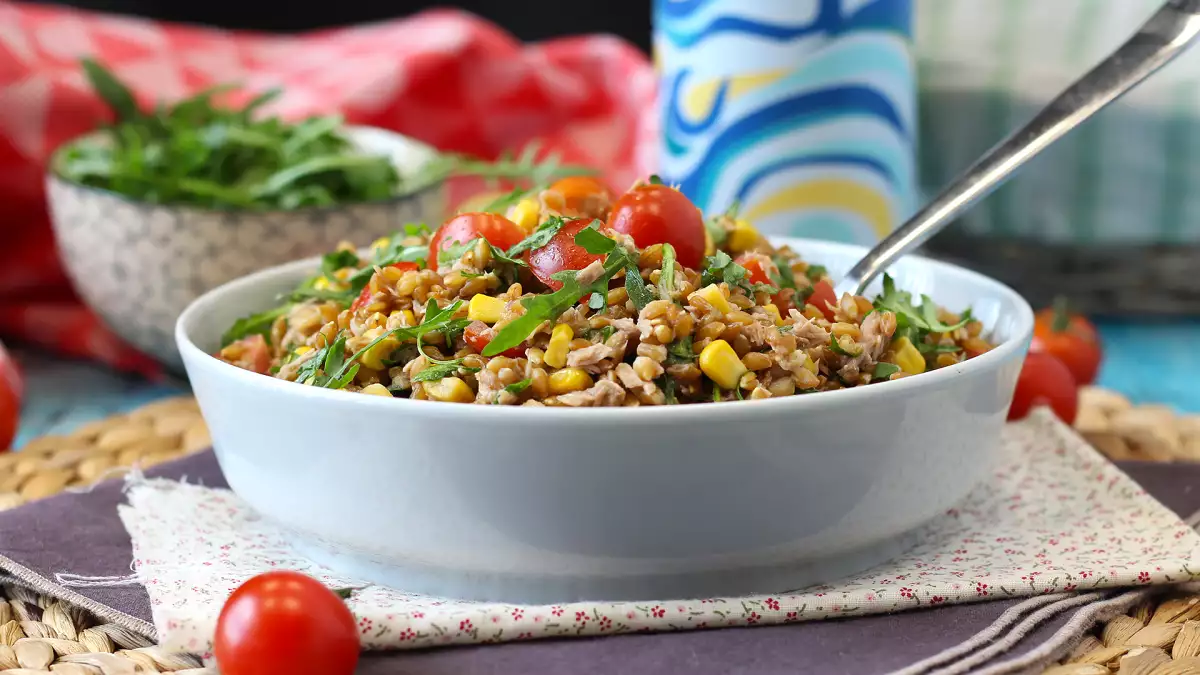 Estas 14 ensaladas de verano te demostrarán que una comida puede ser fresca, completa y divertida
