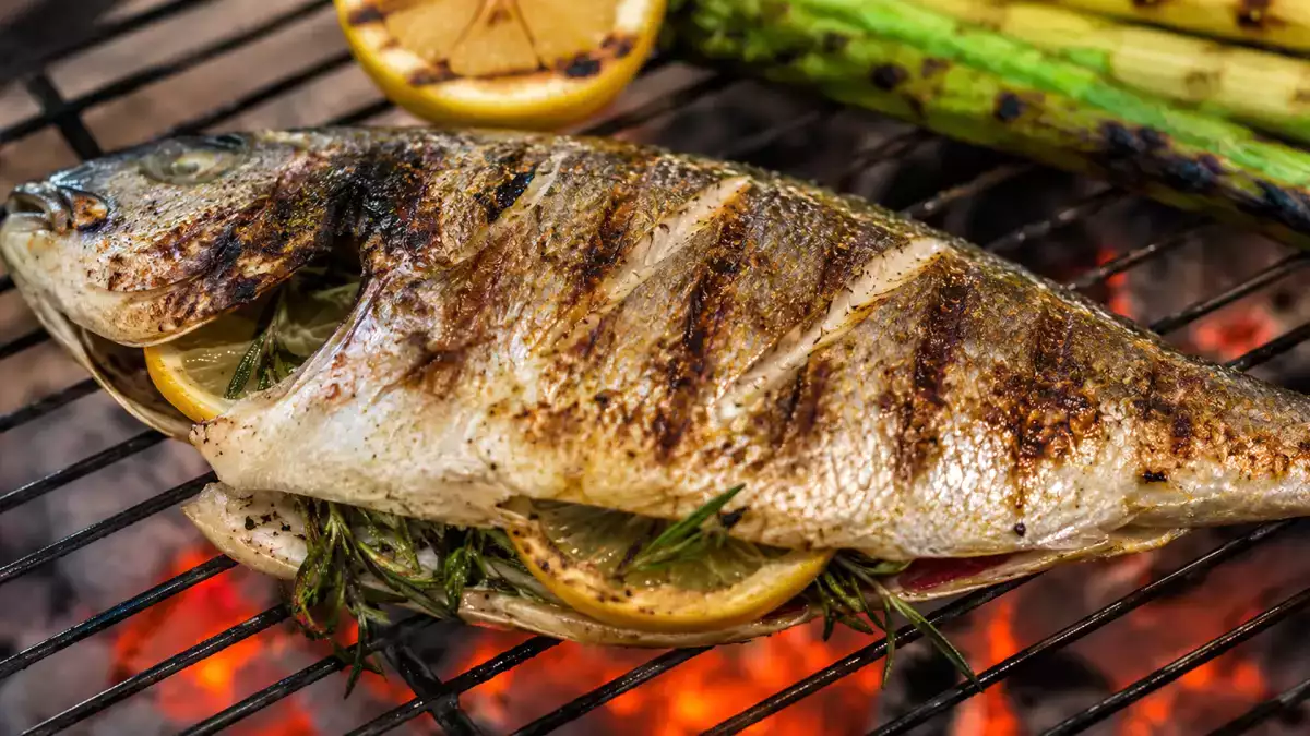 Pescado a la barbacoa: técnicas para que no se pegue, no se rompa y quede jugoso en su punto