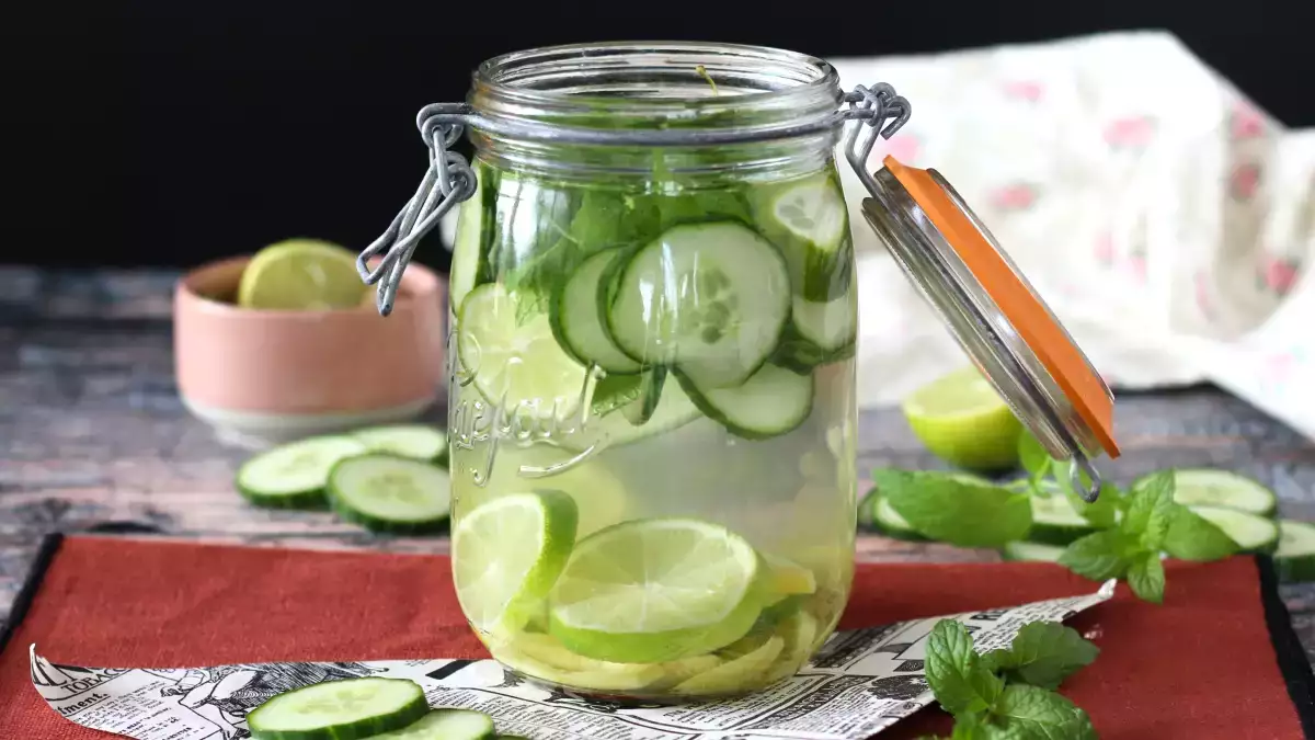 Sin azúcar y solo 41 calorías: la receta de pepino, lima y menta que refresca tus días de verano