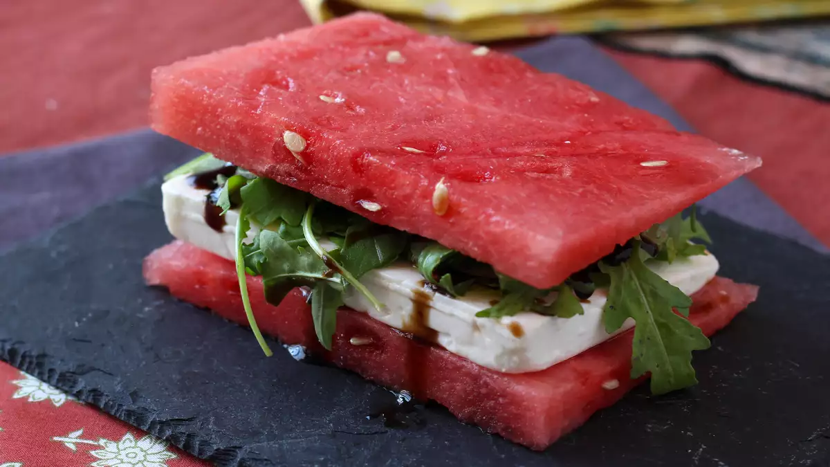 Nunca más solo de postre: seis recetas saladas con sandía que sorprenden y reinventan su sabor