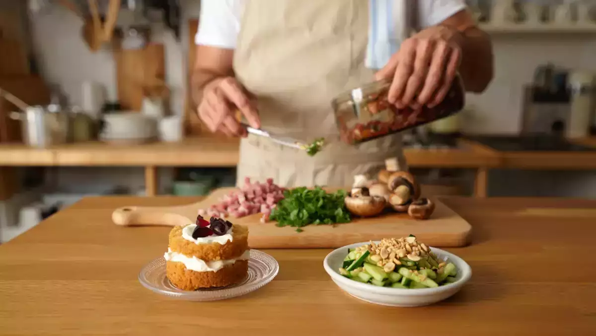 Menú del día, 11 de julio: ensalada de pepino, coca salada y pastel brasileño