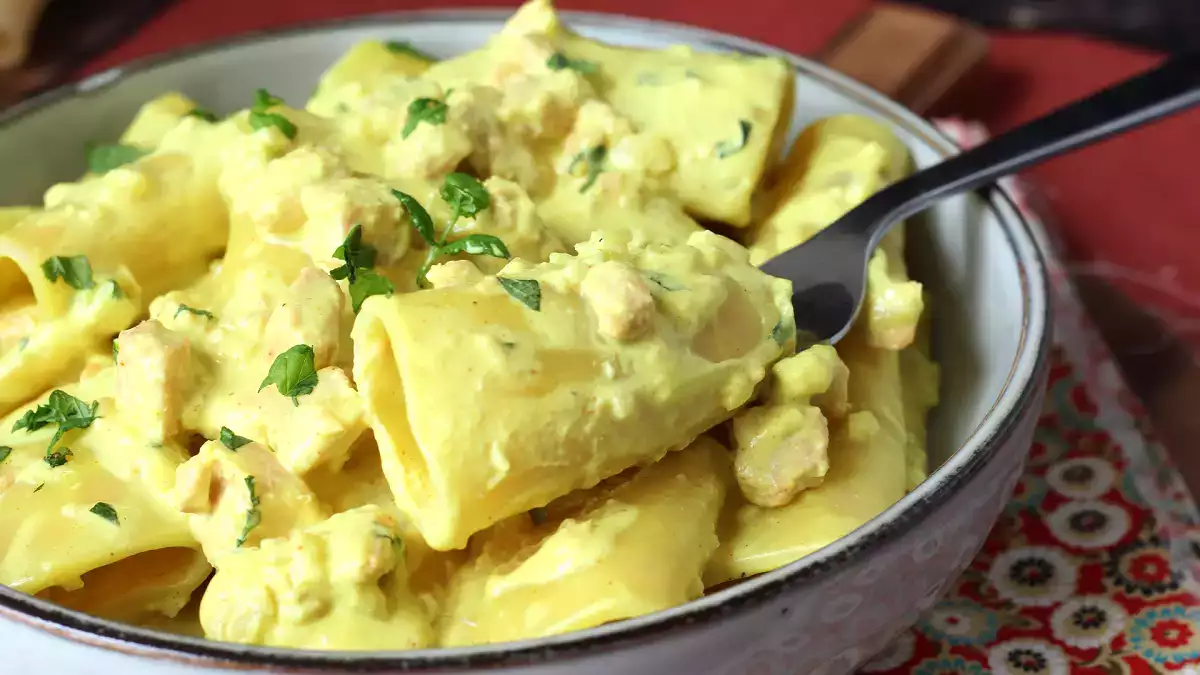 8 recetas de pasta cremosa para este verano si quieres salir de la clásica ensalada de pasta