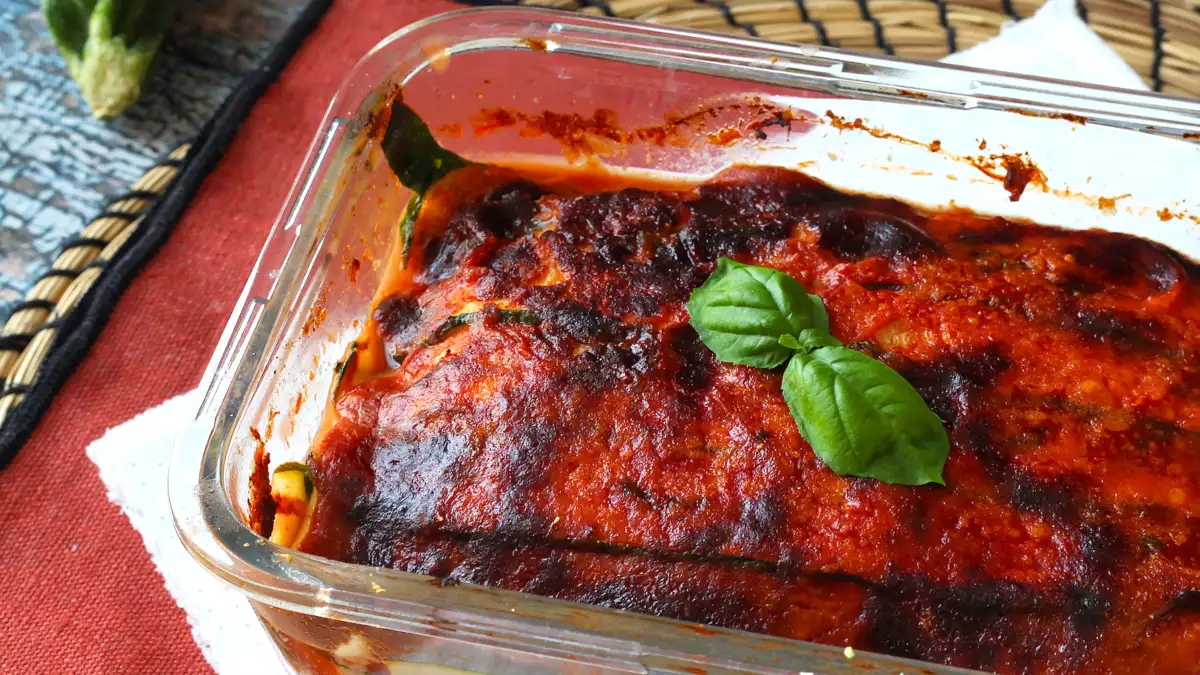 Sí, puedes hacer parmigiana de calabacín en freidora de aire: una versión dorada que cambia las reglas