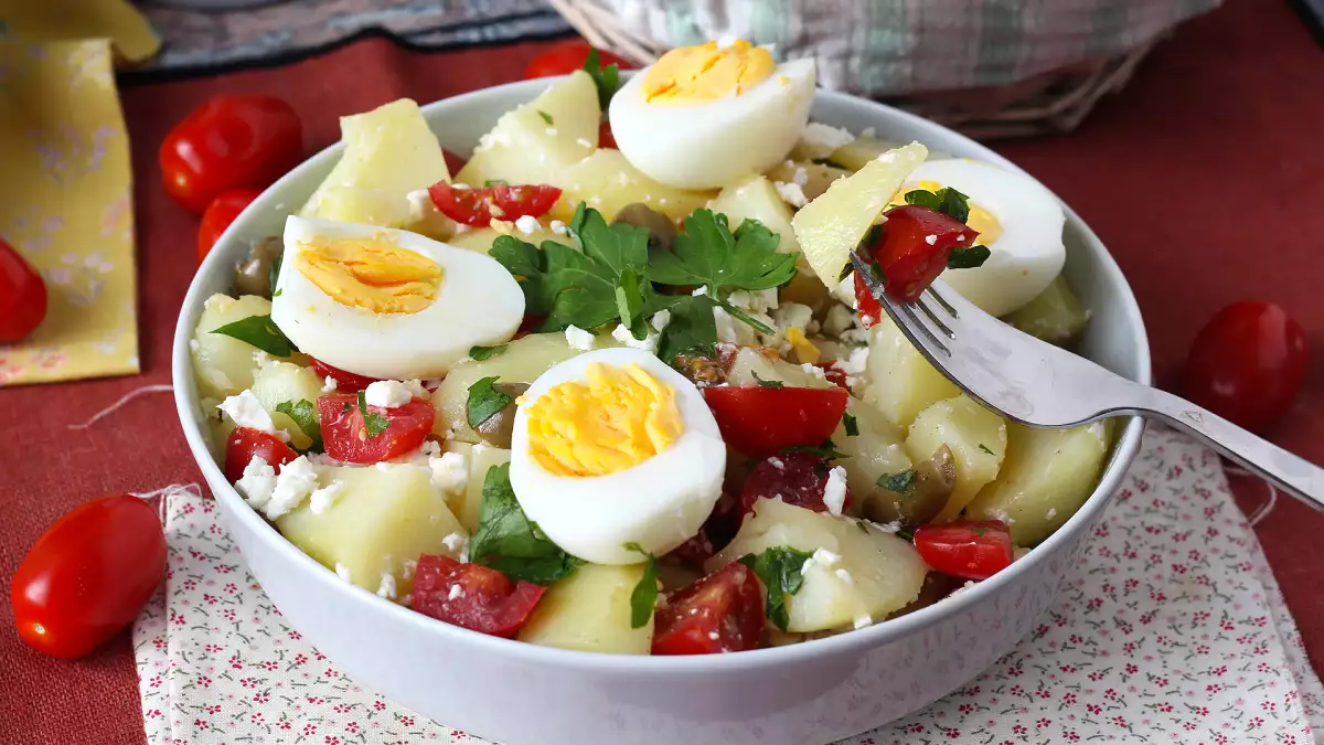 5 ensaladas de patata fáciles y deliciosas para renovar la receta clásica y sorprender a todos