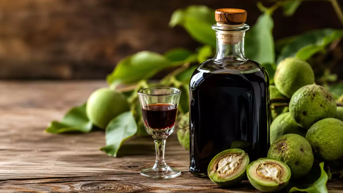 Nocino casero: el licor italiano de nueces verdes que se prepara en verano y se disfruta cuando llega el frío