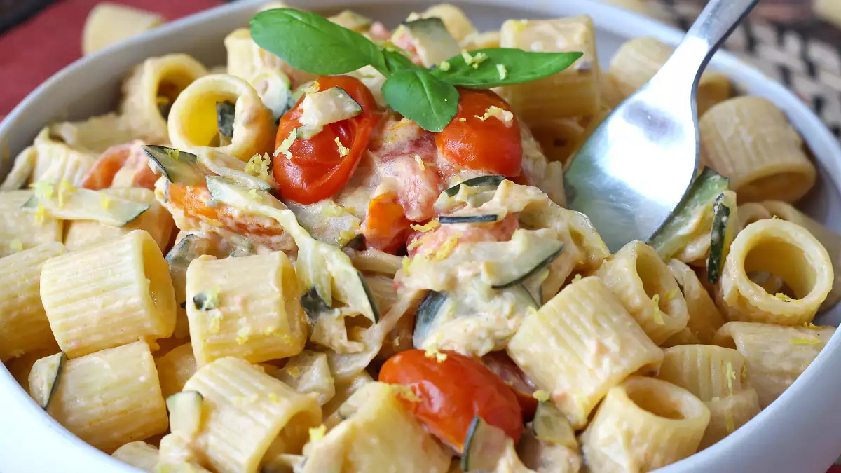 Esta pasta con calabacín será la receta que repetirás todo el verano: cremosa, ligera y lista en pocos minutos