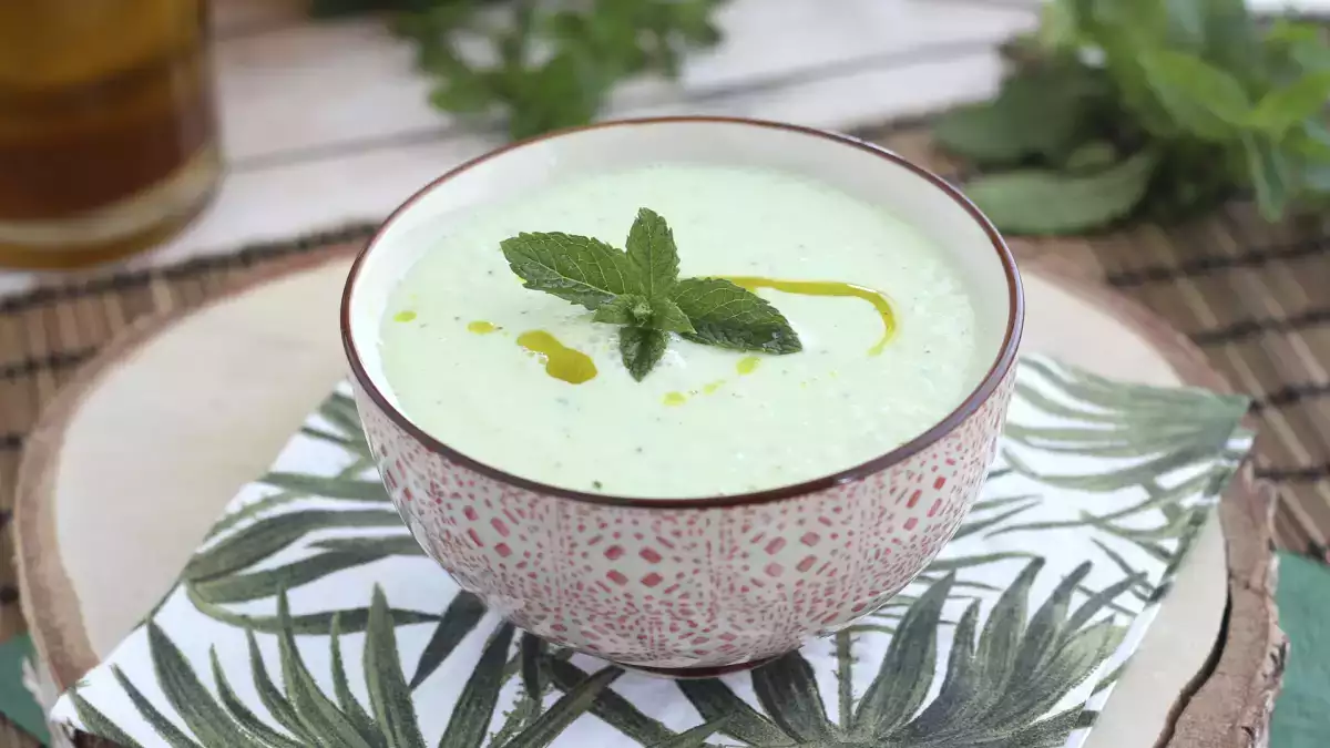 Más allá del gazpacho: 12 sopas y cremas frías para comer mejor cuando hace calor