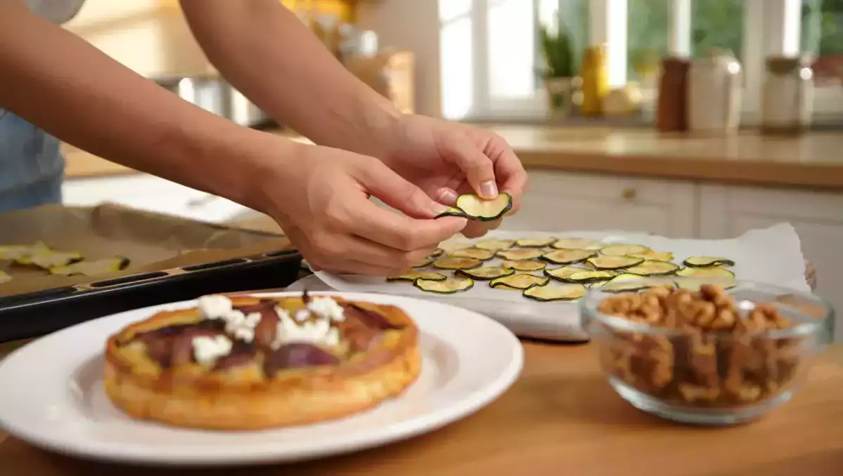 Menú vegetariano, 13 de julio: Chips de calabacín, tatin de chalotas y feta y nueces caramelizadas