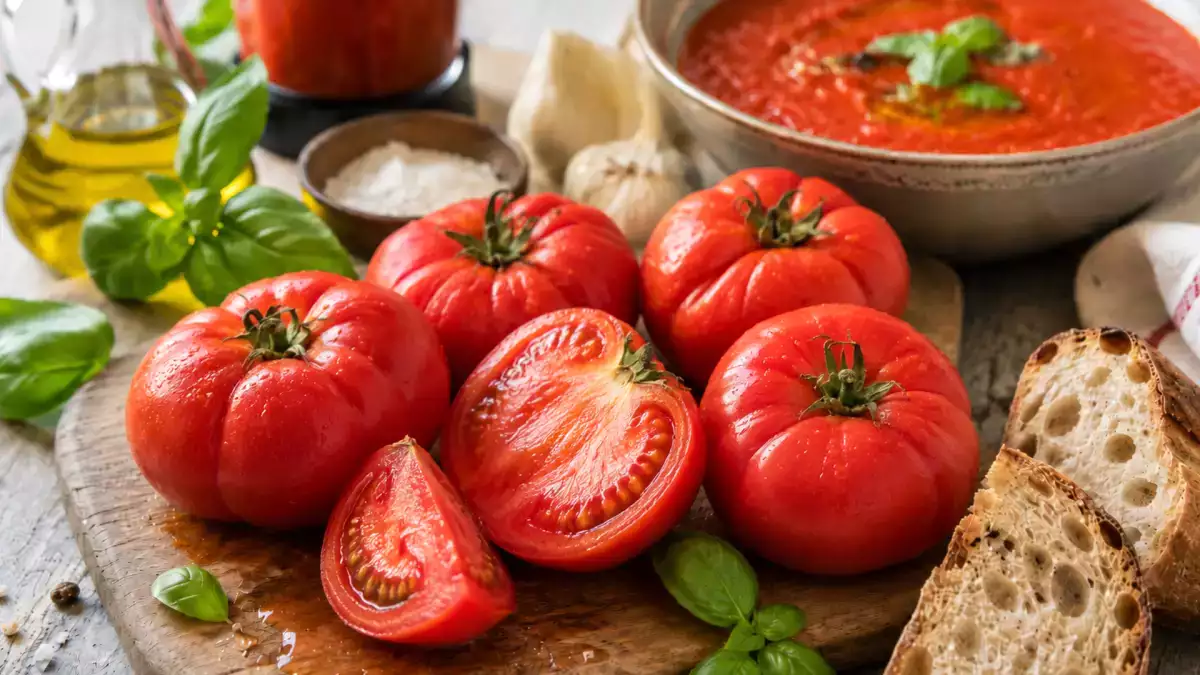 Qué cocinar con tomates muy maduros: 9 recetas de verano fáciles para aprovecharlos antes de que se estropeen