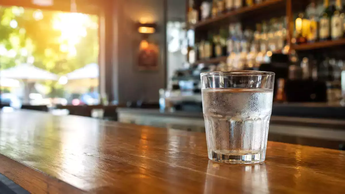 ¿Está obligado un bar en España a darte un vaso de agua si no consumes nada?