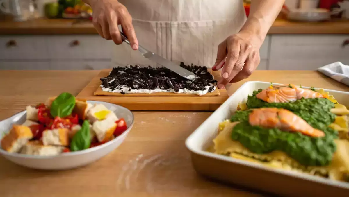 Menú diario, 23 de julio: ensalada panzanella, lasaña verde de salmón y espinacas, y tarta helada de galletas oreo