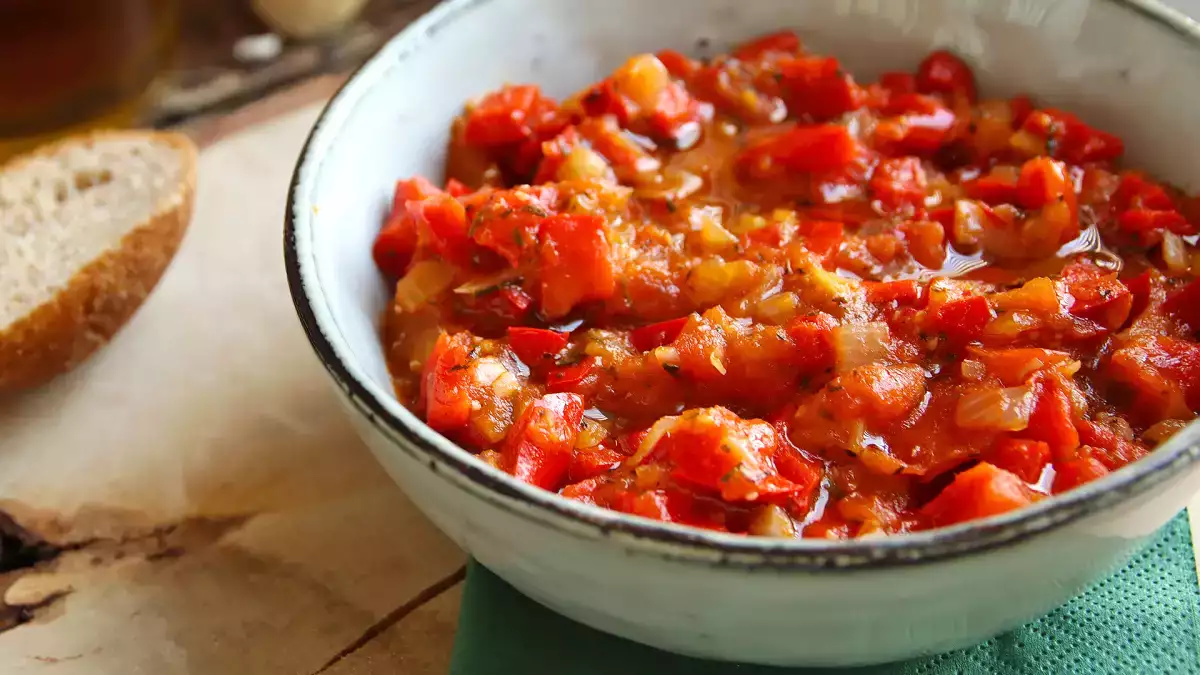 Tomatada casera fácil: prepara ahora una salsa de tomate y pimiento para congelar y usar en otoño