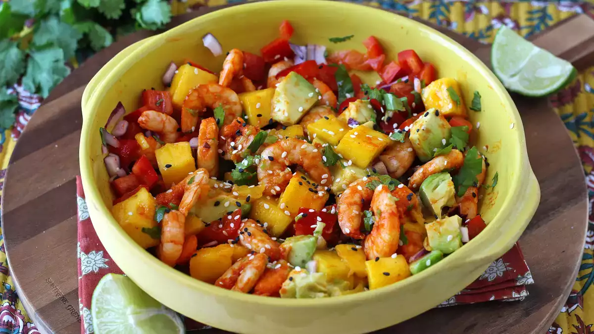 Ensalada de gambas y mango: la receta fresca, colorida y fácil que apetece todo el verano