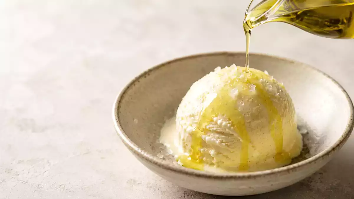 El truco de un minuto que convierte un helado de vainilla corriente en un postre memorable