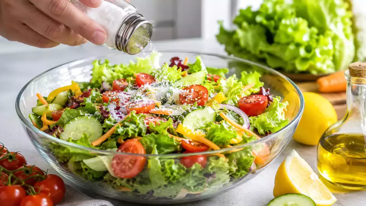 ¿Has echado demasiada sal a la ensalada? Un truco fácil para devolverle el sabor sin desperdiciarla