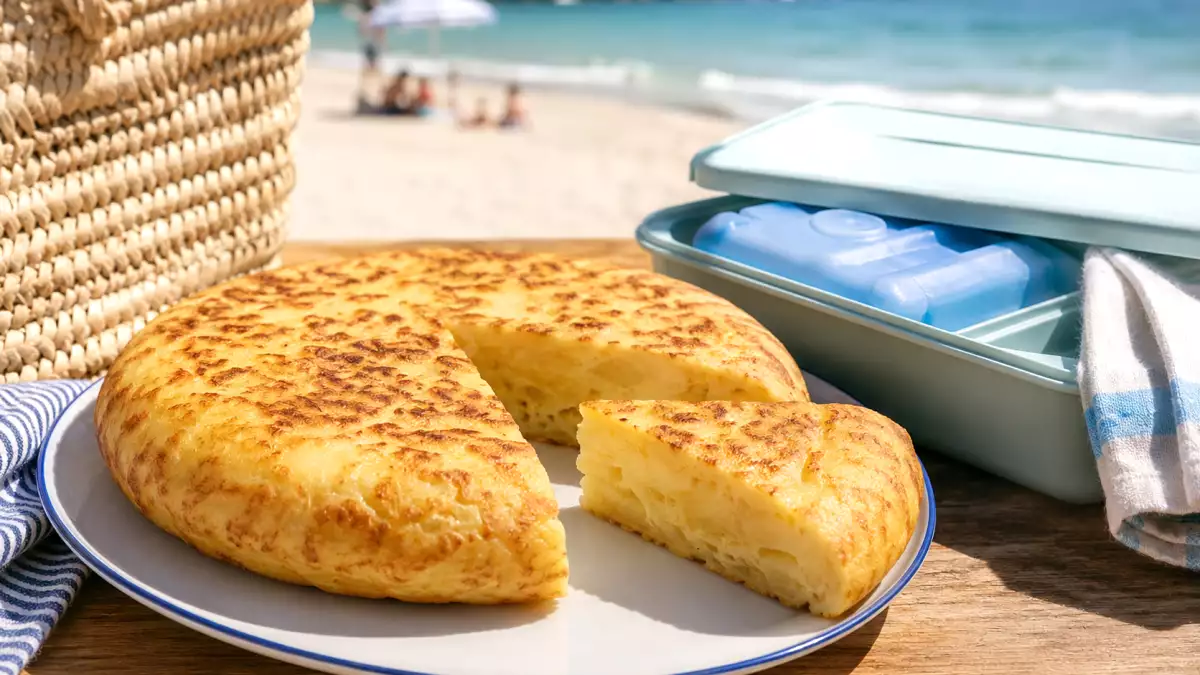 Tortilla de patatas en la playa: sí, pero solo si sigues estas precauciones