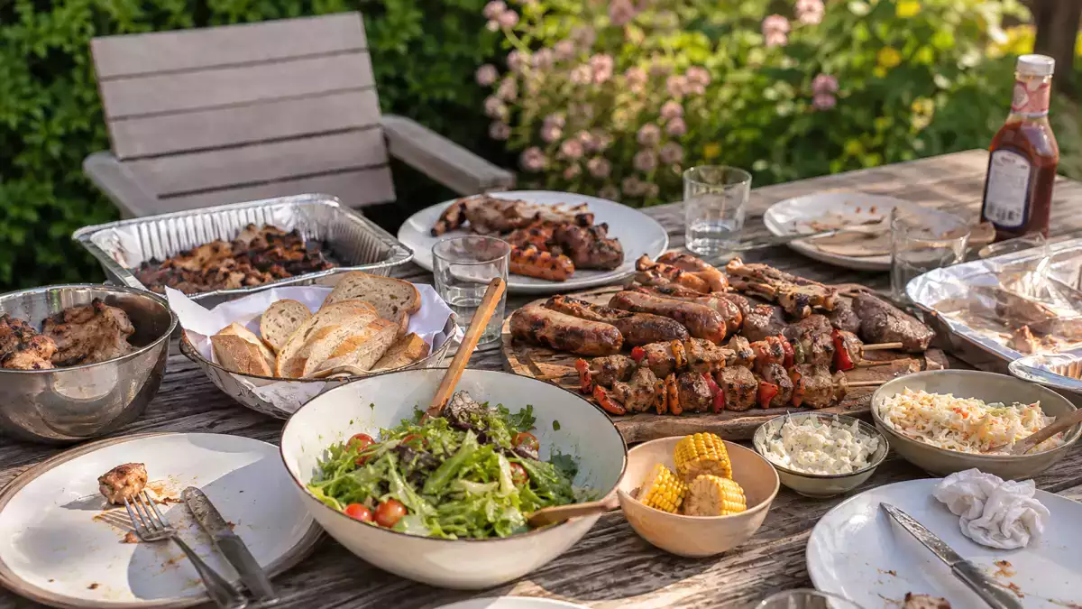 Después de una barbacoa, nunca dejes las sobras en la mesa más allá de este tiempo