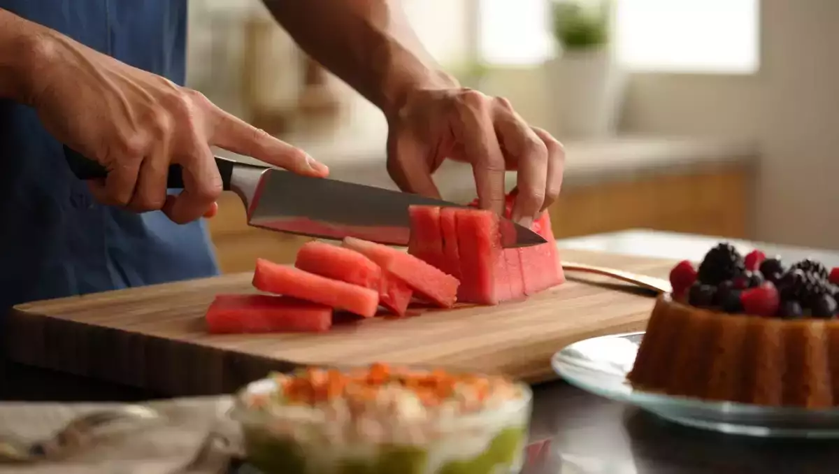 Menú diario, 6 de agosto: carpaccio de sandía, pastel frío de palitos de cangrejo y plum-cake de frutas del bosque