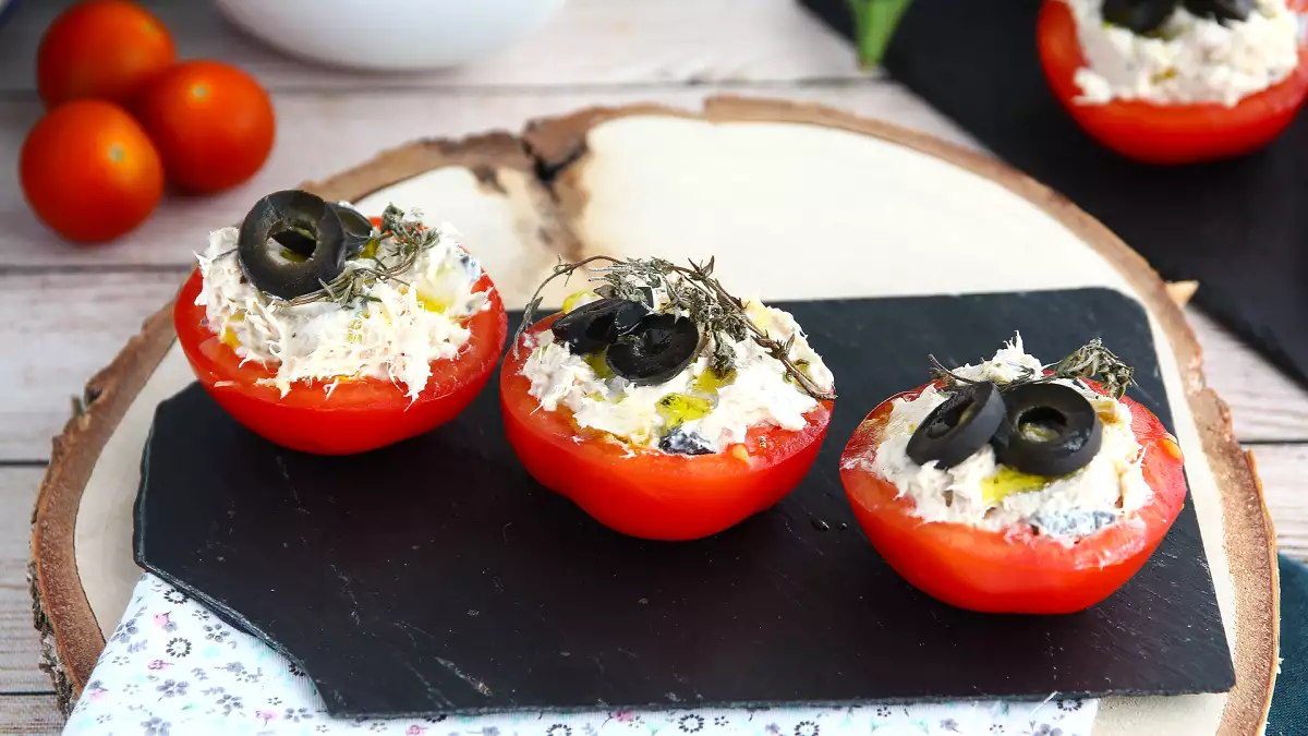 Atún, tabulé o queso de cabra: 7 ideas para rellenar tomates sin encender el horno