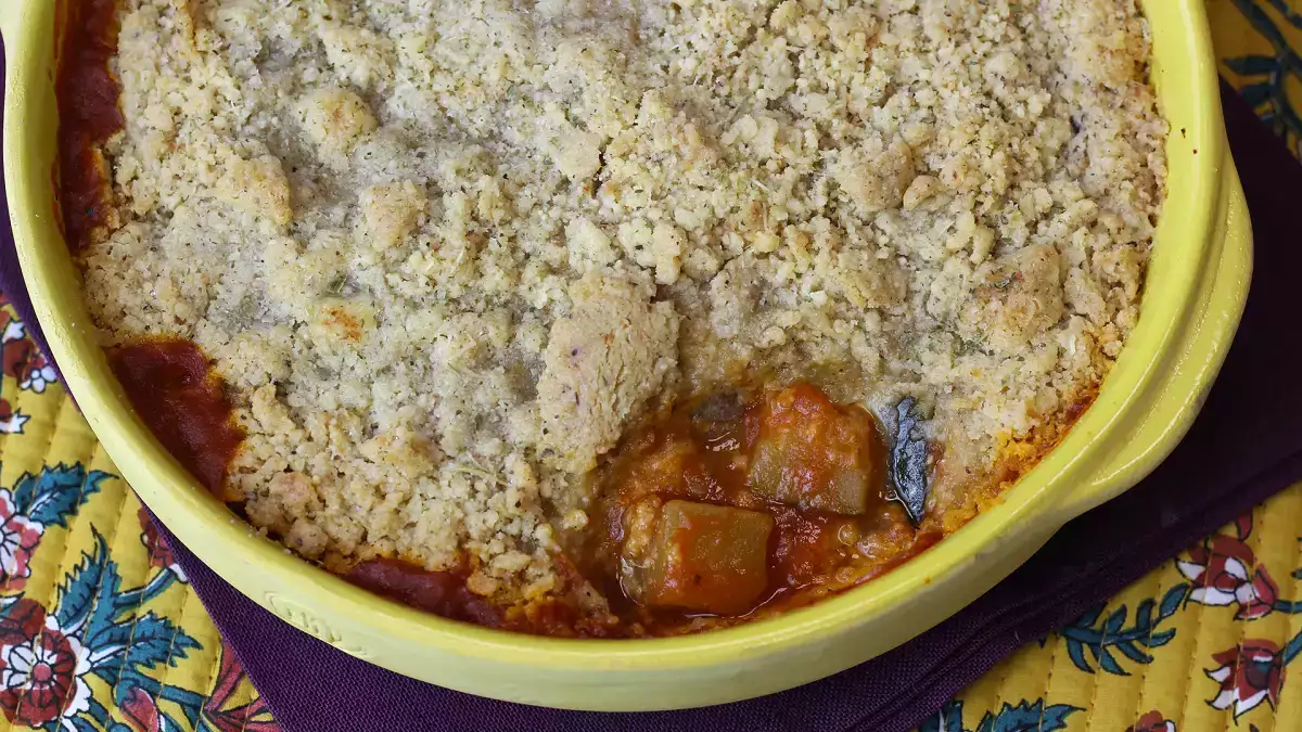 Este crumble de ratatouille se puede preparar con antelación y se puede comer tanto caliente como frío