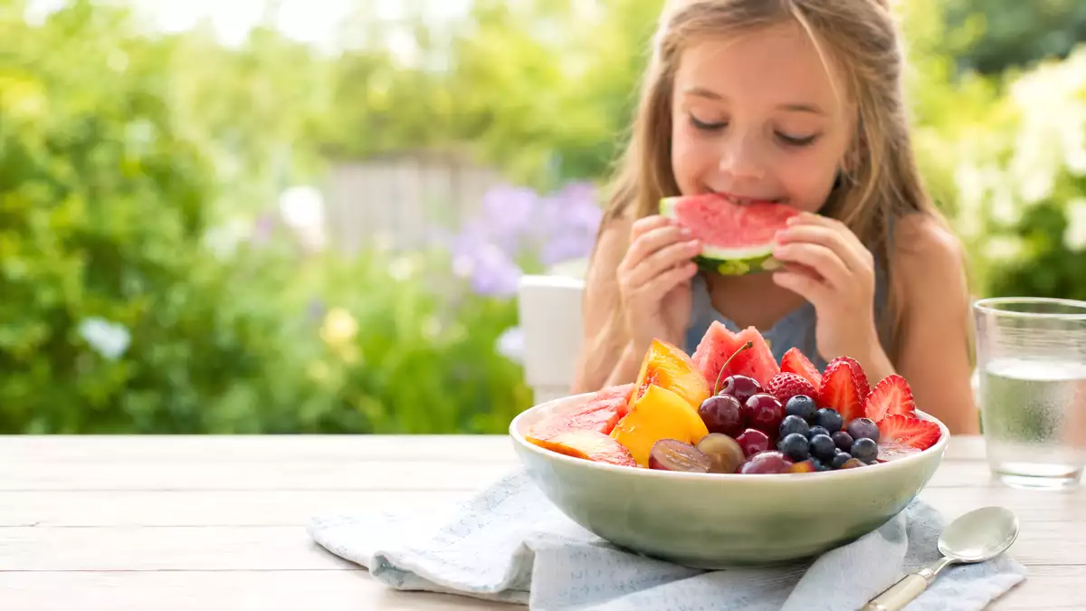 6 frutas de finales de agosto para la merienda de los niños (y cómo servirlas de forma segura)