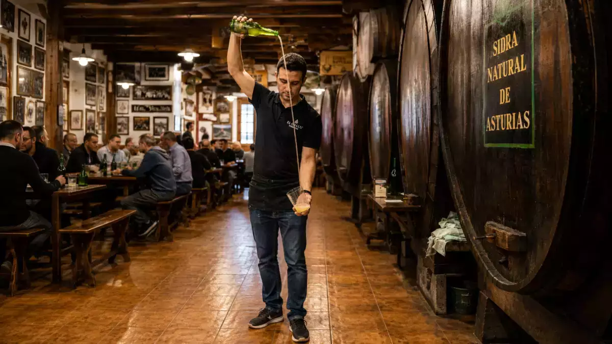 ¿Por qué la sidra asturiana se escancia desde tan alto?