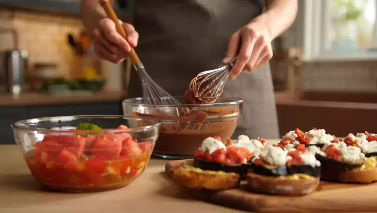 Menú diario, 13 de agosto: sopa fría de sandía y tomate, pizzas de berenjena-ricotta y tarta húmeda de chocolate