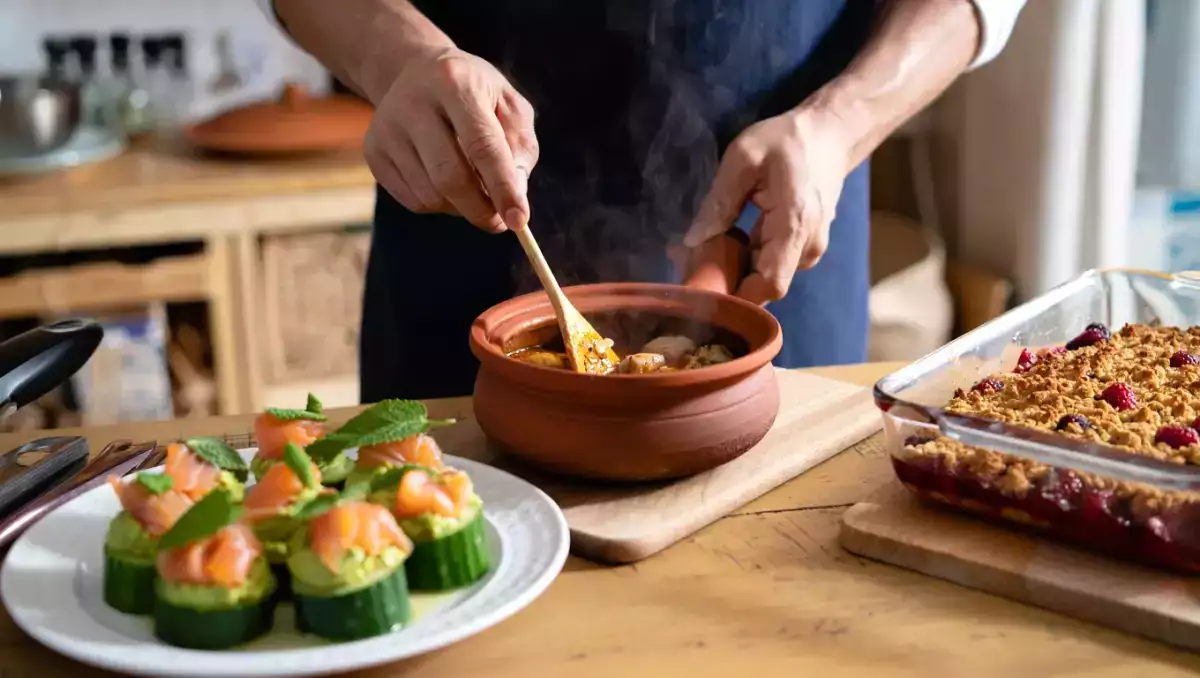 Menú diario, 14 de agosto: pepinos rellenos, cazuela de pollo y tarta crumble de frutos rojos
