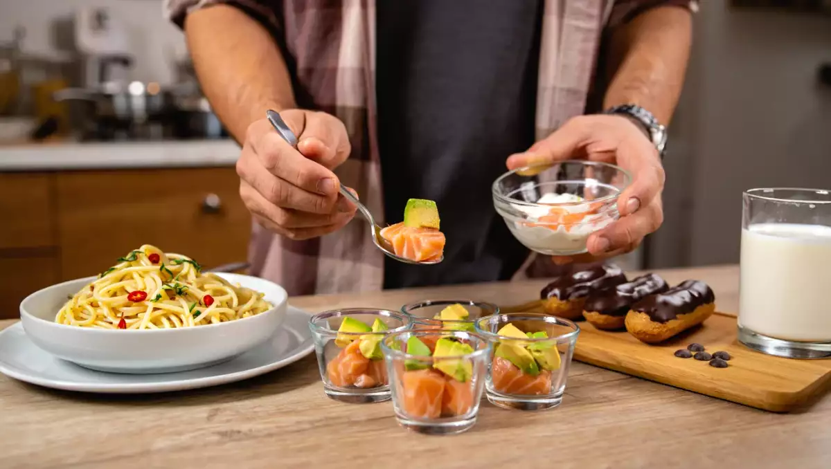 Menú diario, 17 de agosto: copitas de dos salmones, spaguetti de ajo y guindilla, y eclairs de chocolate