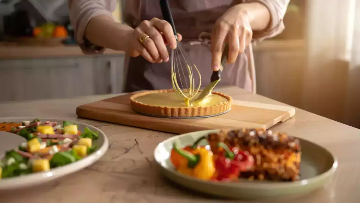 Menú diario, 18 de agosto: ensalada hawaiana, pimientos rellenos y tarta semifrío de limón