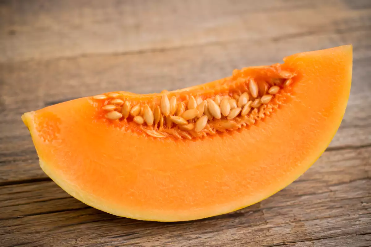 ¿Hay que dejar las pepitas para conservar un melón ya cortado?