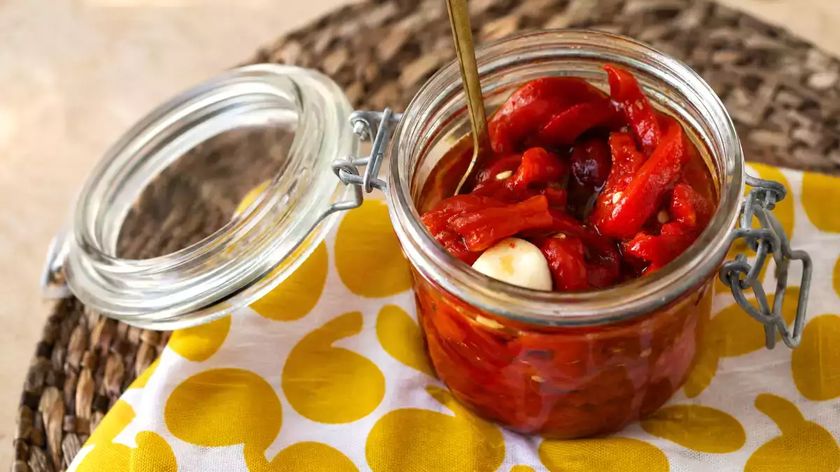 El truco de los pimientos asados que mejora cualquier ensalada de verano: más dulces, jugosos y fáciles de pelar