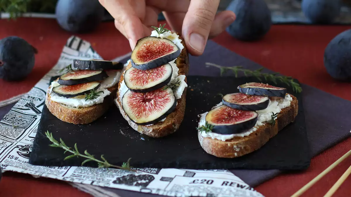 Bruschetta con higos, miel y queso fresco: la combinación cremosa y crujiente que triunfa en el aperitivo