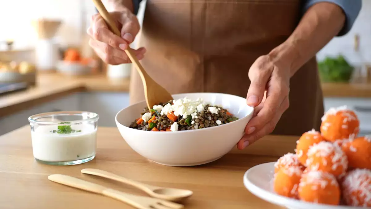 Menú vegetariano, 21 de agosto: Sopa de ajo, ensalada de lentejas y trufas de zanahoria y coco