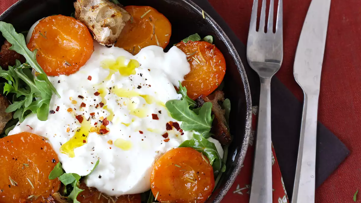 10 ensaladas de verano con queso: recetas frescas con feta, burrata, mozzarella y queso de cabra