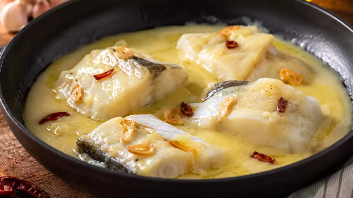 Bacalao al pil-pil tradicional: cómo ligar la salsa sin que se corte