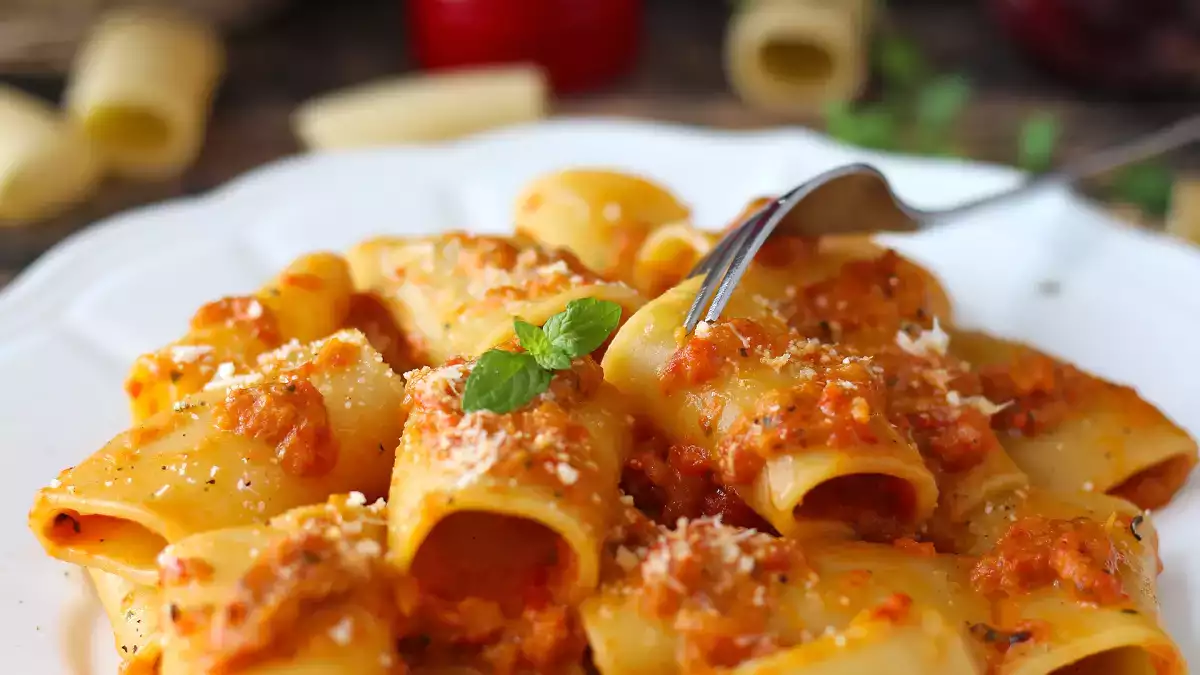 El pequeño detalle que transforma la pasta con pimientos: prueba este truco y notarás la diferencia