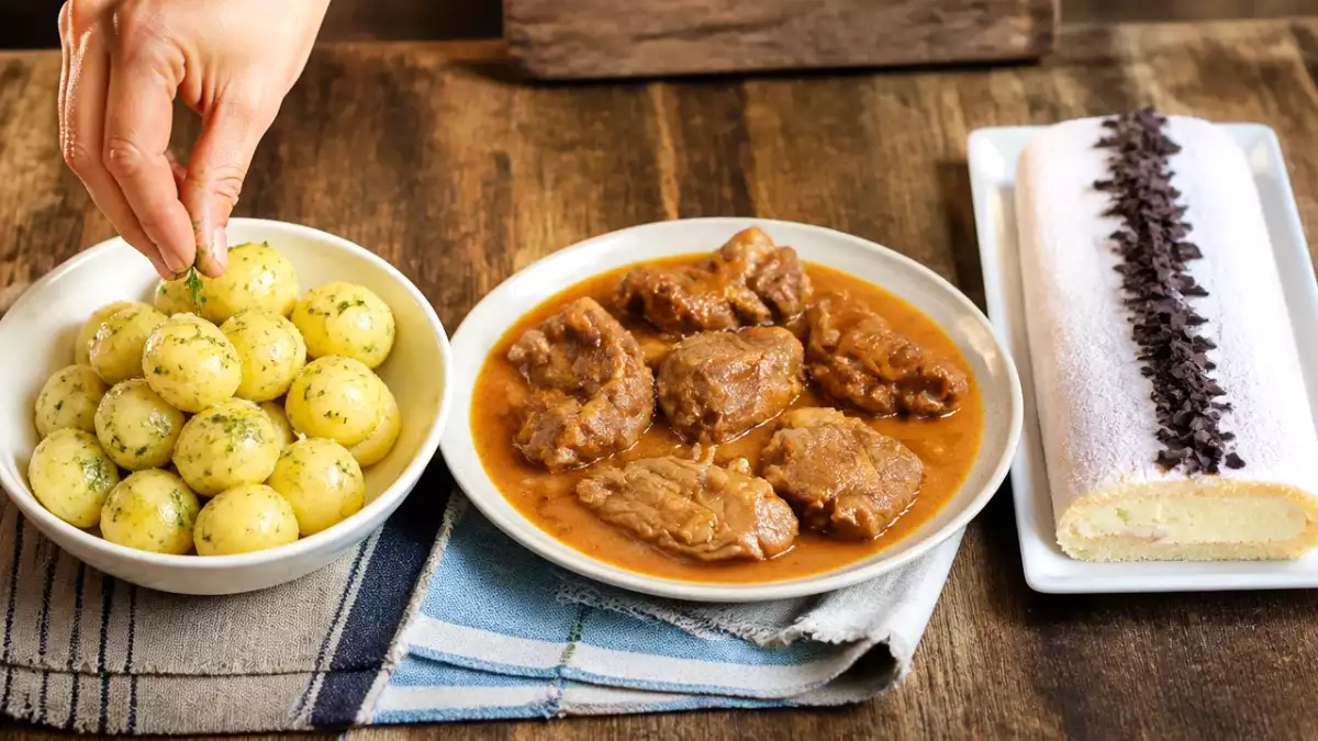 Menú diario, 21 de septiembre: patatas salteadas, caldereta de cordero y brazo de mousse de queso