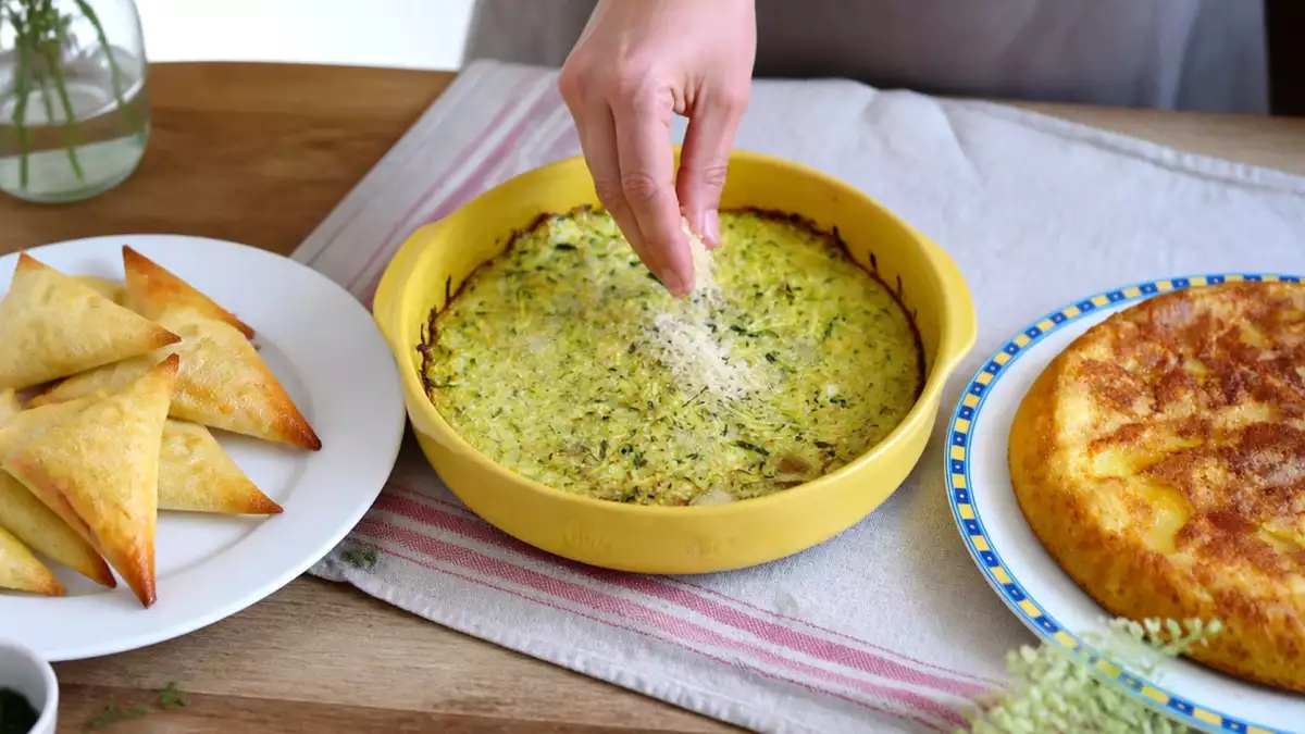 Menú vegetariano, 30 de septiembre: Samosas de feta y cebollino, tortilla de calabacín y tarta con 1 huevo