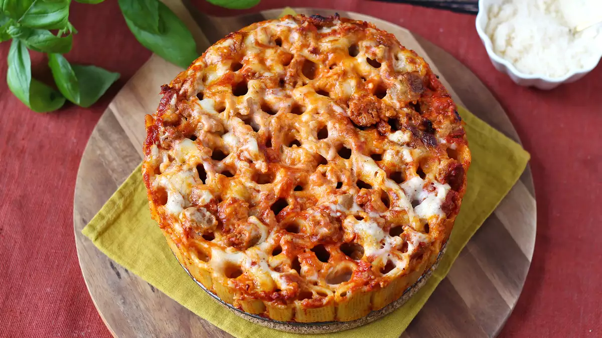 Timbal de rigatoni al horno: la pasta del domingo que se corta como una tarta